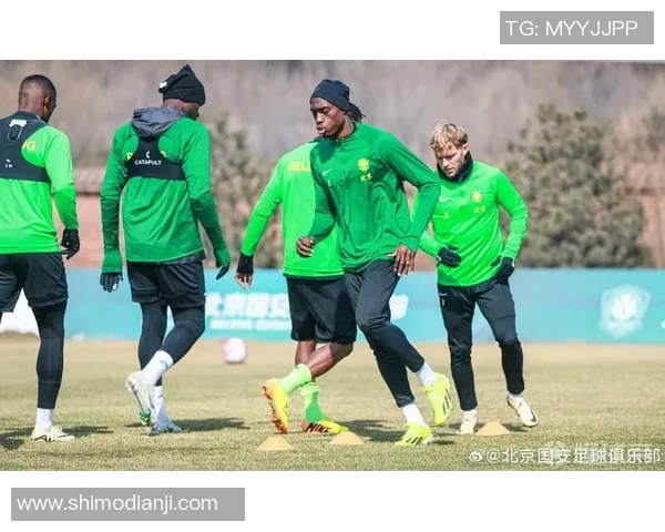 绿色头发的足球明星女性展现独特魅力与运动精神的完美结合 绿色头发的足球明星女性展现独特魅力与运动精神的完美结合