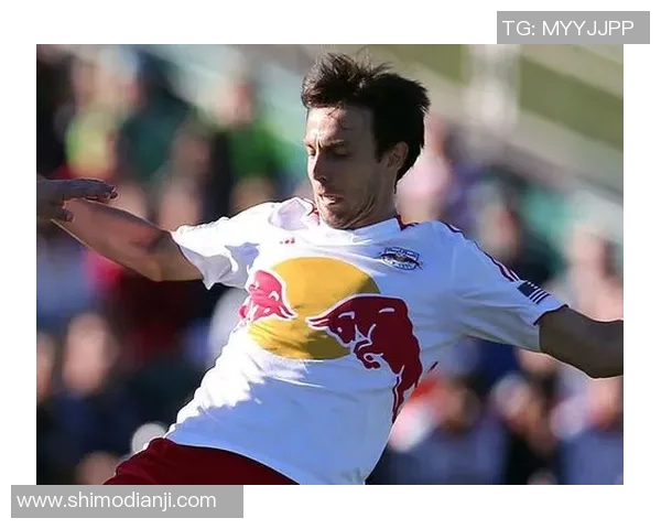 足球明星的饮料选择揭秘:他们如何通过饮品提升竞技状态与恢复能力 足球明星的饮料选择揭秘:他们如何通过饮品提升竞技状态与恢复能力